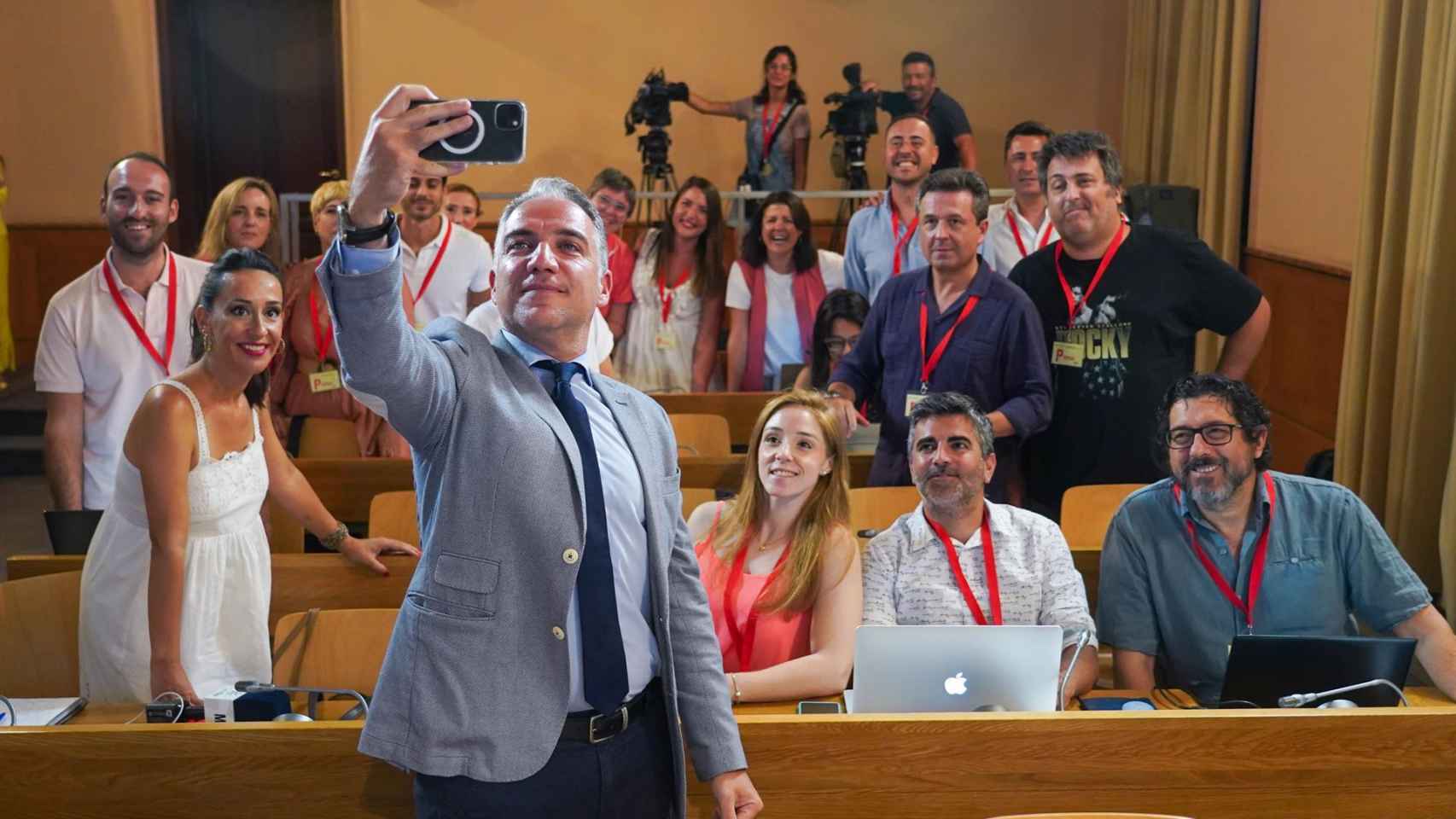 El consejero de la Presidencia en funciones, Elías Bendodo, se hace un selfie con los periodistas.