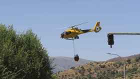 Un helicóptero trabaja en las labores de extinción del fuego