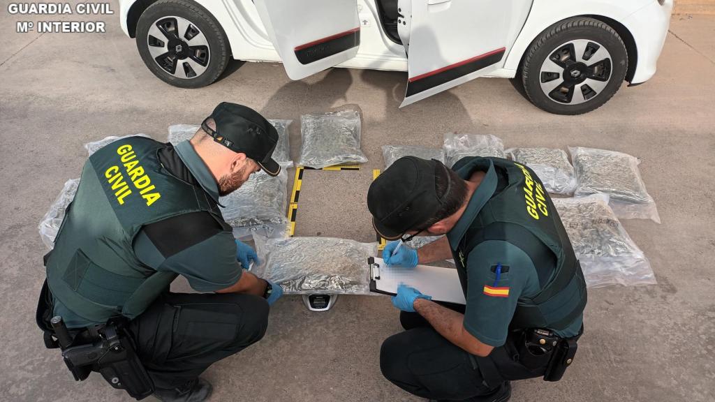 Los agentes de la Guardia Civil con el vehículo interceptado.