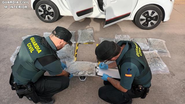 Los agentes de la Guardia Civil con el vehículo interceptado.