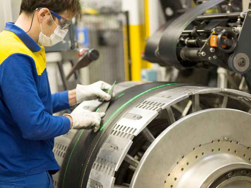 Un trabajador de Michelin desempeña su labor en la fábrica de Aranda de Duero, Burgos