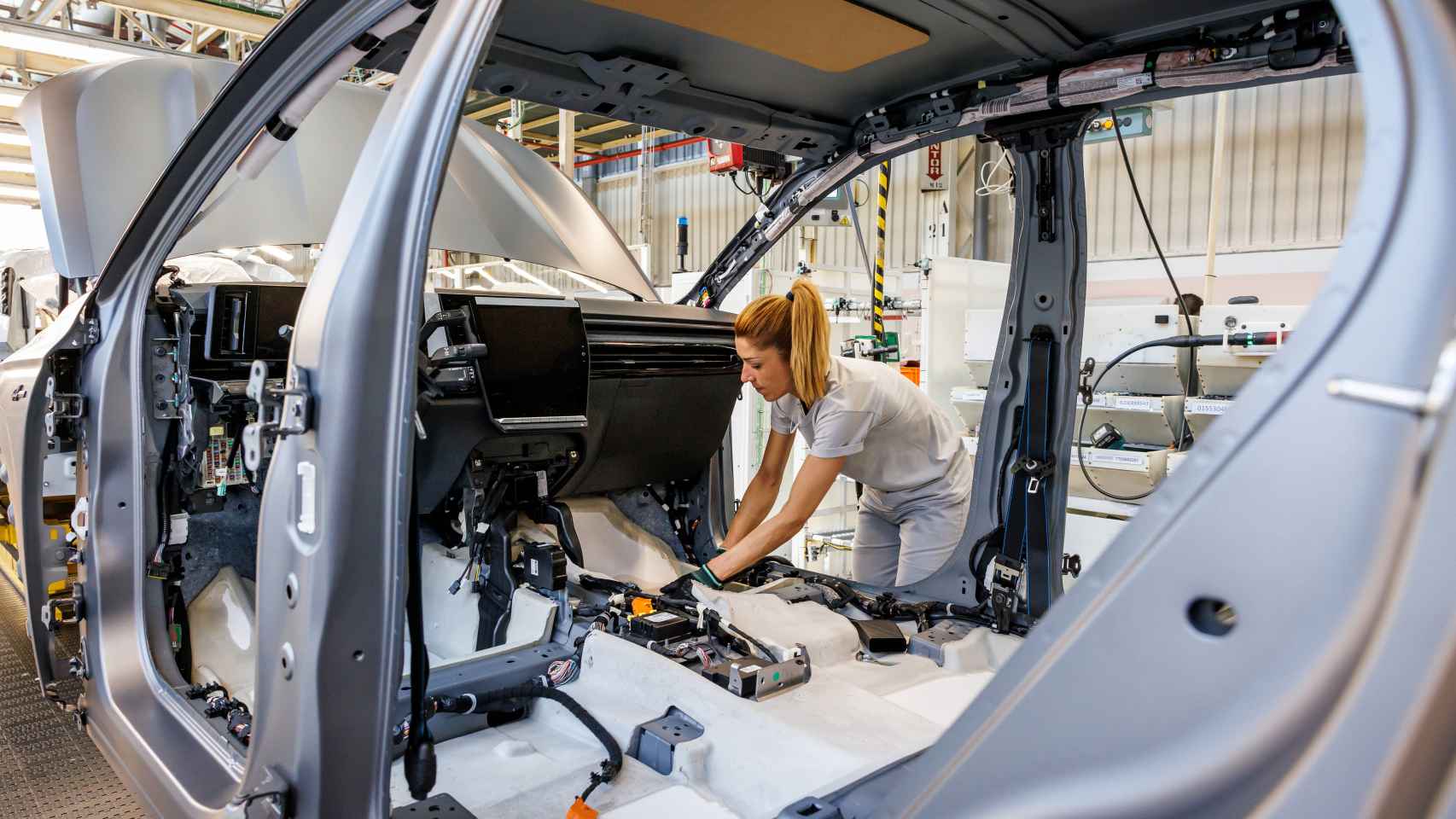 Una operaria trabaja en la producción del nuevo Austral en la factoría de Renault en Palencia