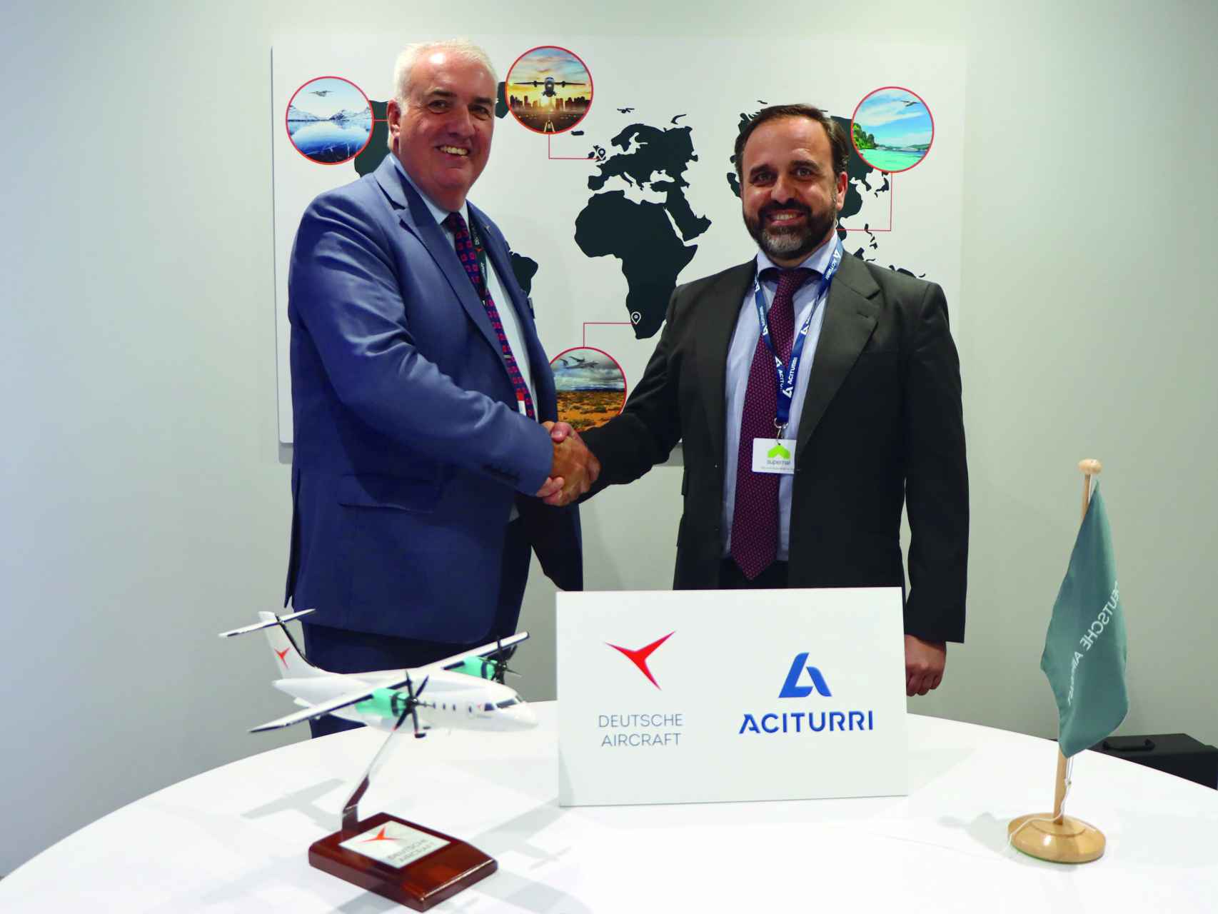 Álvaro Fernández-Baragaño (d), CEO de Aciturri Aeronáutica, junto a Dave Jackson, CEO de Deutsche Aircraft