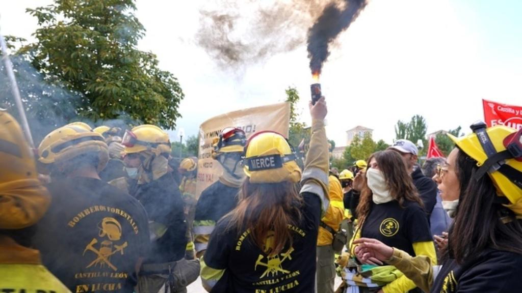 Imagen de una manifestación de bomberos forestales en Castilla y León