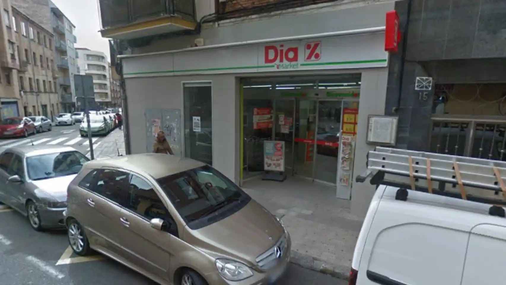 Supermercado en la calle Islas Canarias, donde fue detenida la ladrona