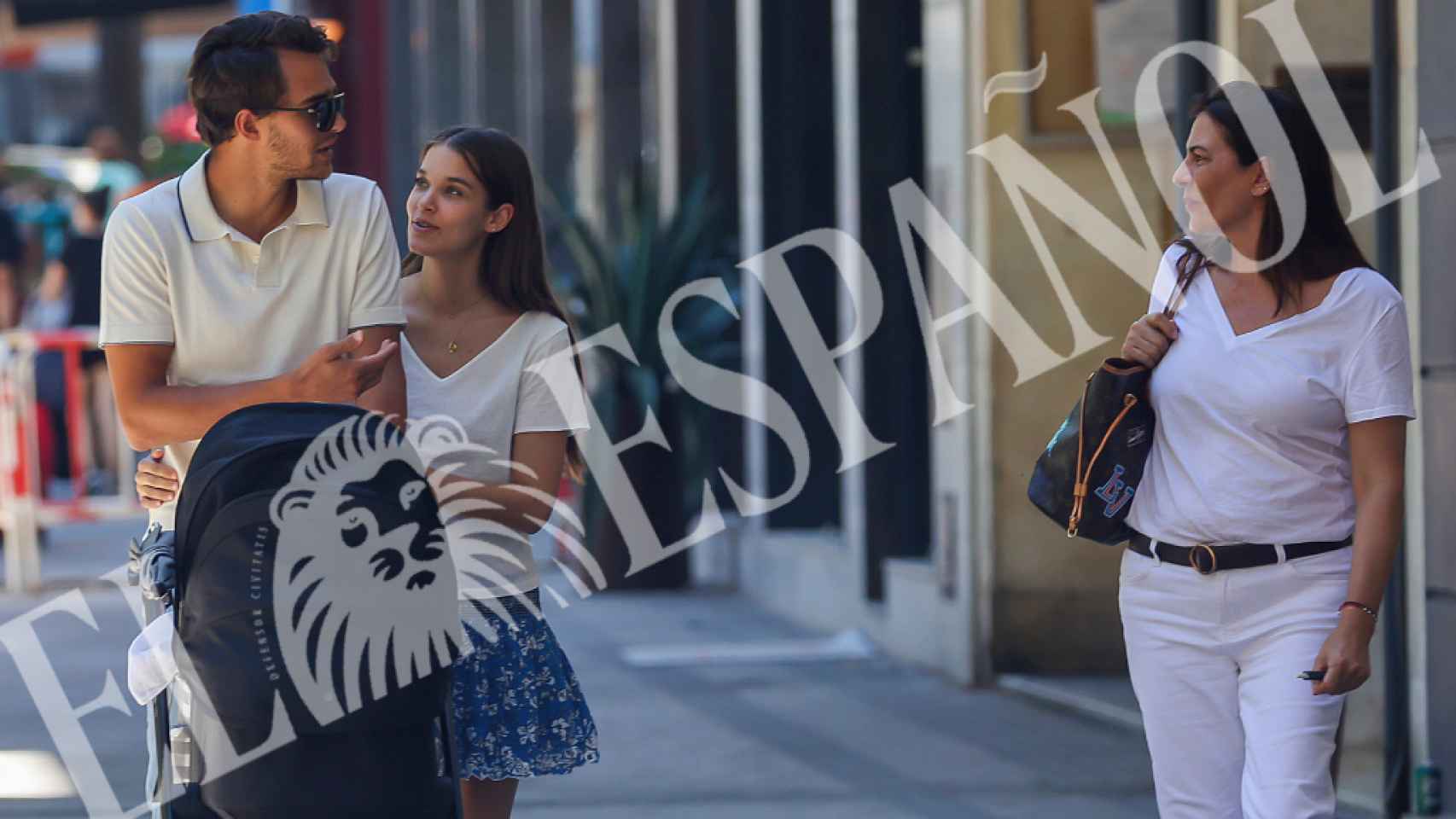 Pepe Barroso Jr. y Gara Arias junto a su bebé y la madre de él en las calles de Madrid.