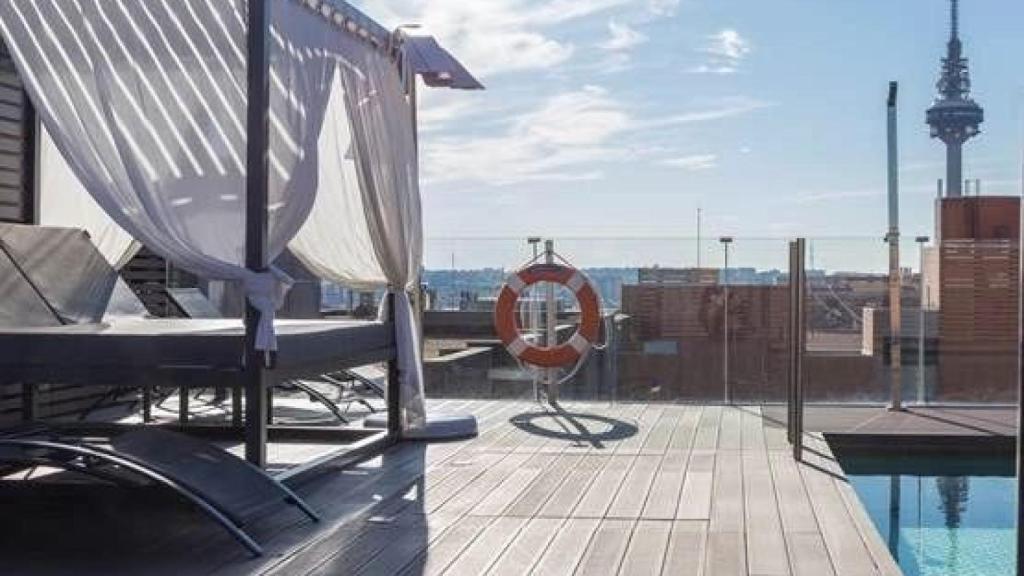 El hotel cuenta con terraza, piscina y vistas panorámicas.