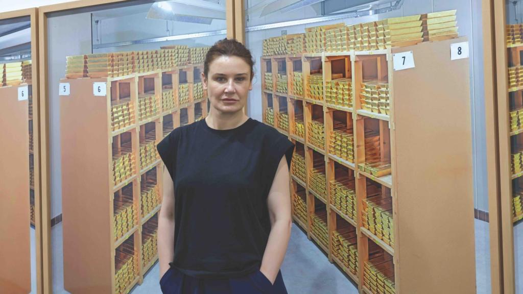 Cristina Lucas ante su obra 'Netherlands Gold', 2016. Foto: Joaquín Cortés