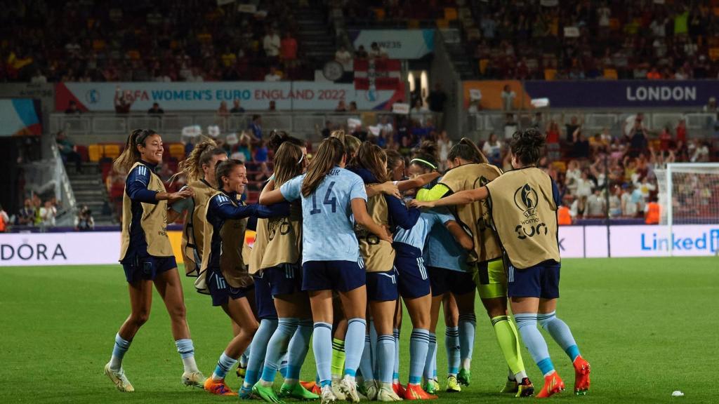 Las jugadoras de la selección española de fútbol femenino celebran el pase a cuartos de la Eurocopa 2022
