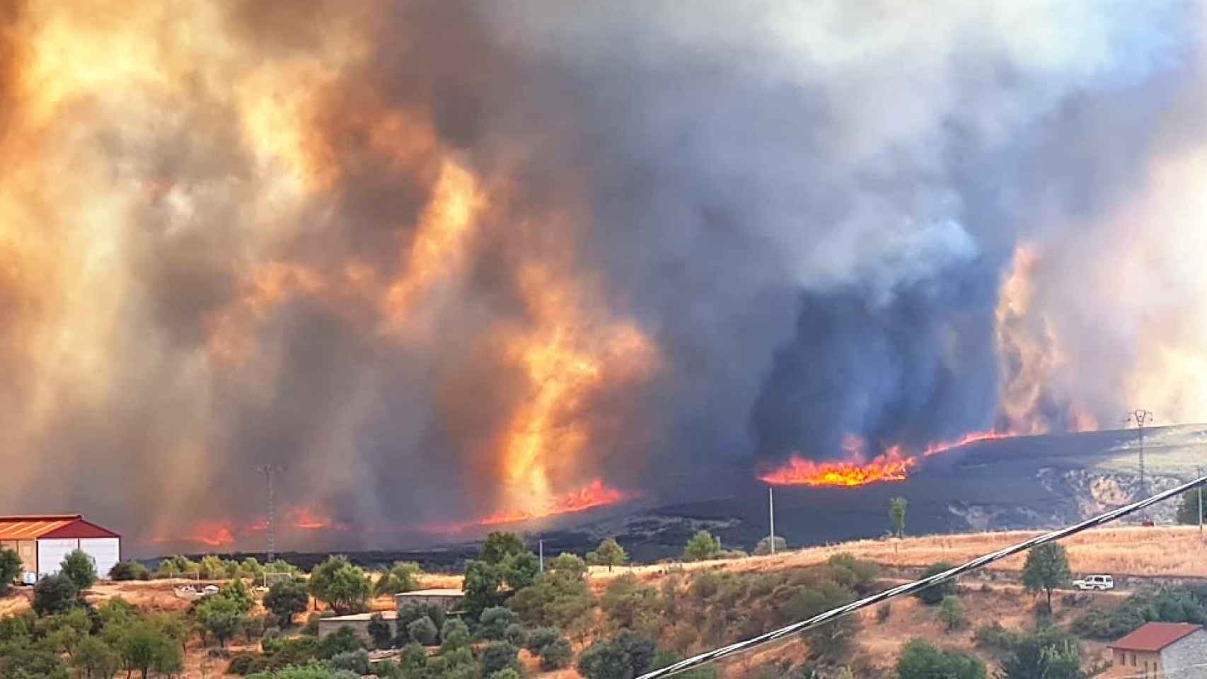 El incendio afecta a los municipios de Tortuero, Valdesotos, Alpedrete de la Sierra, Puebla del Valles y Valdepeñas de la Sierra.