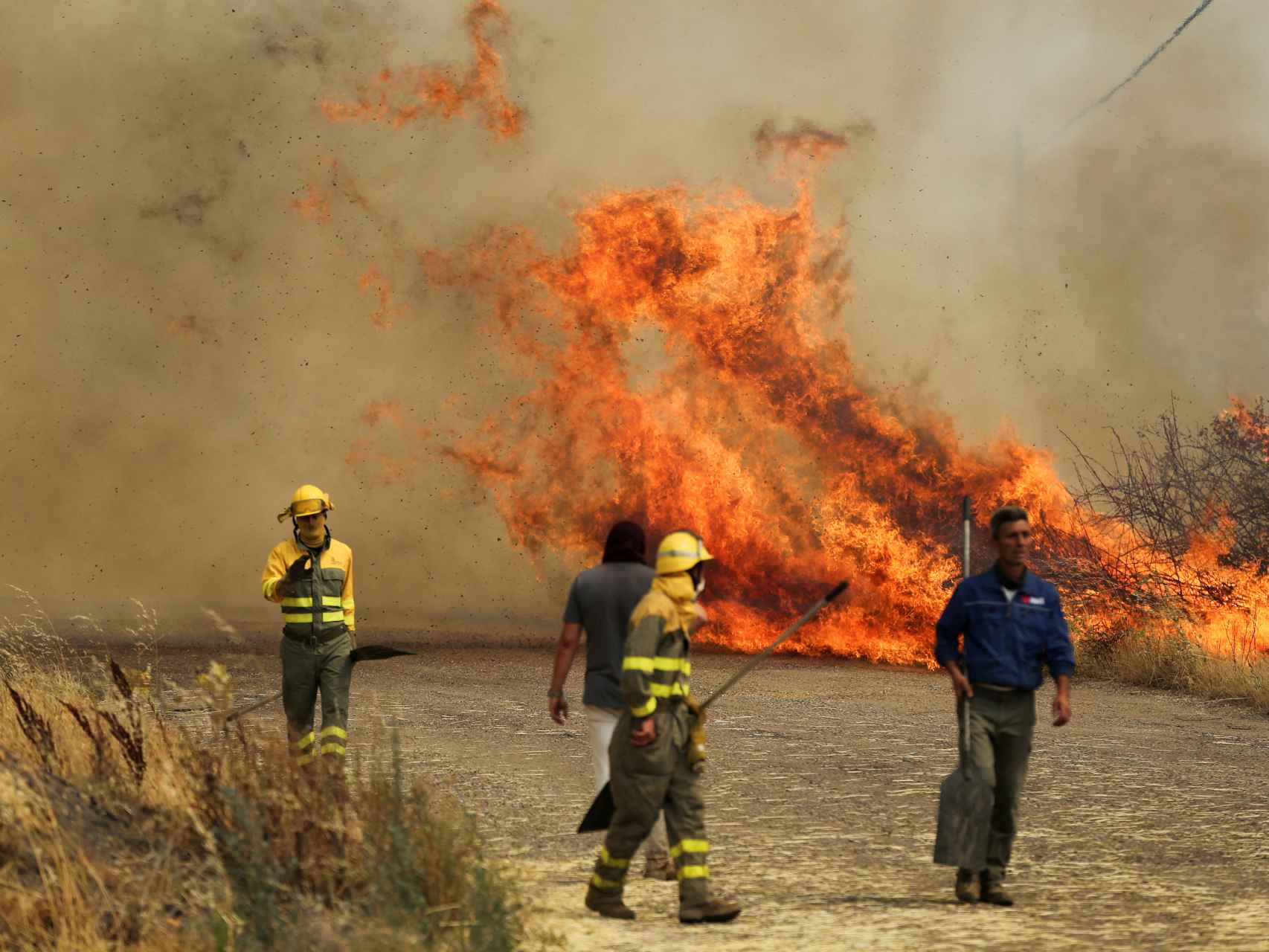 Un incendio en un campo de trigo en Tabara, Zamora, a 18 de julio de 2022.