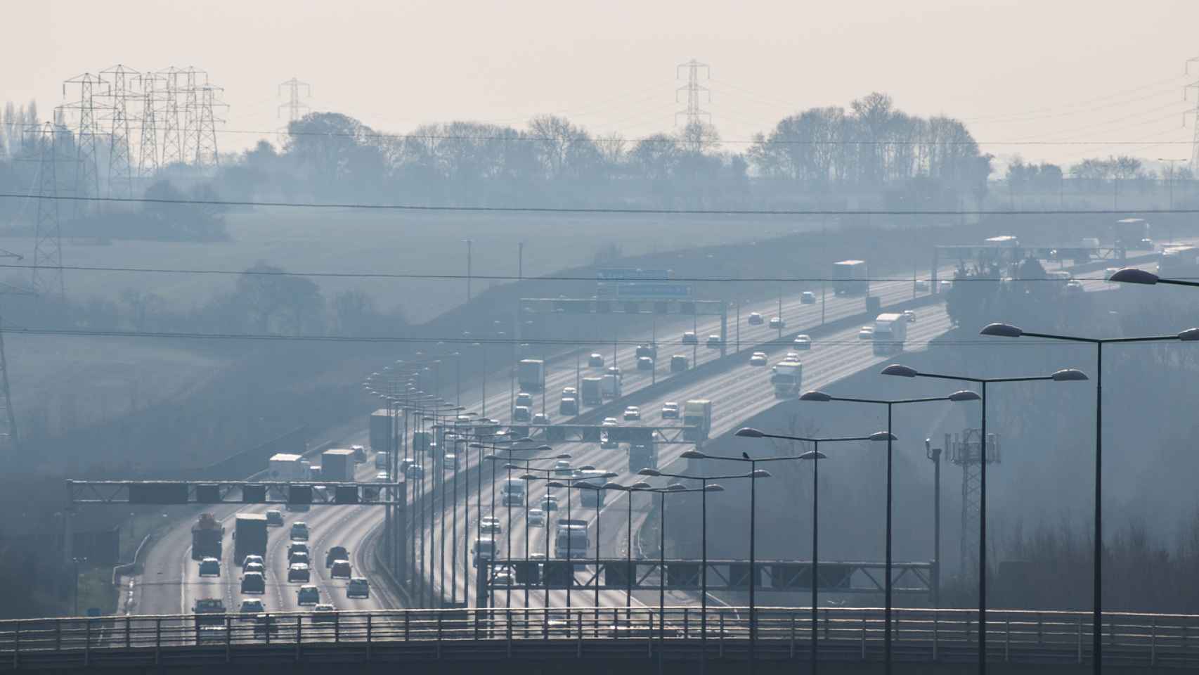 Autopista británica con 'smog'.