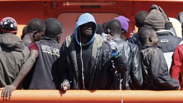 Inmigrantes rescatados por Salvamento Marítimo tras intentar entrar en patera en España.