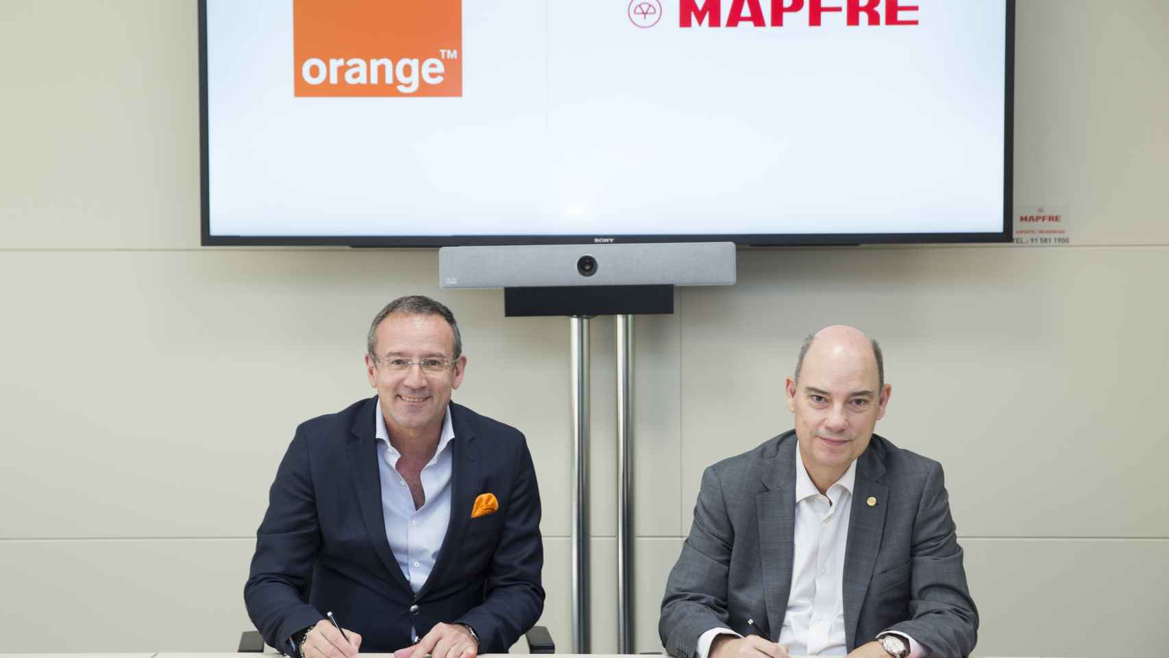 Jean François Fallacher, CEO de Orange España, y José Manuel Inchausti, vicepresidente de MAPFRE y CEO de la compañía en Iberia, durante la firma del acuerdo.