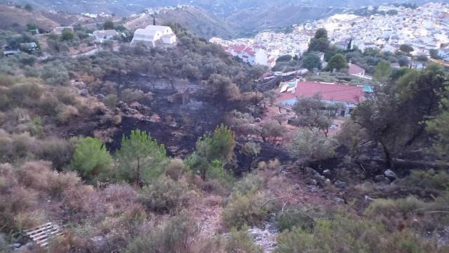 Una imagen de cómo ha quedado el terreno que rodea las casas de los vecinos de Cómpeta.