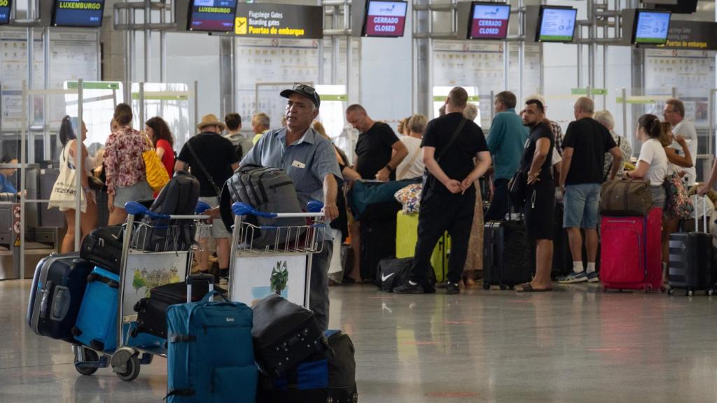 Decenas de pasajeros en el interior del Aeropuerto de Málaga.