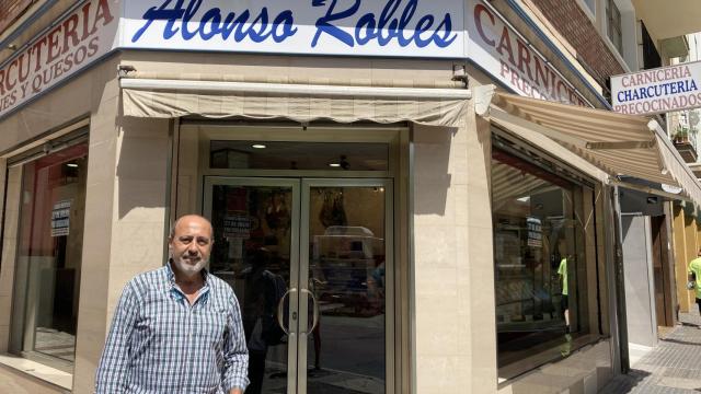 Alonso Robles en la puerta de su carnicería.