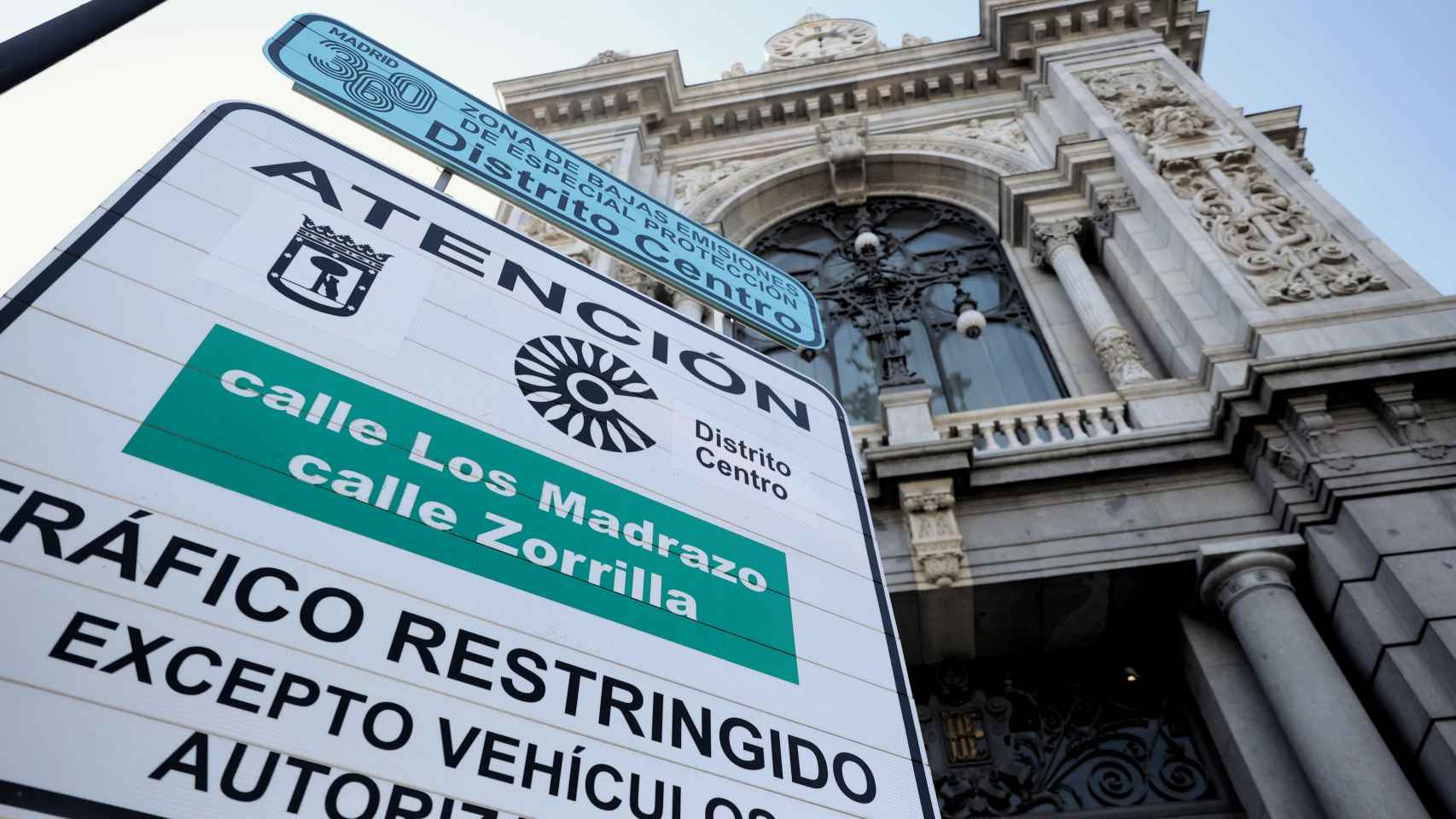 Imagen de un cartel que anuncia la Zona de Bajas Emisiones de Madrid.