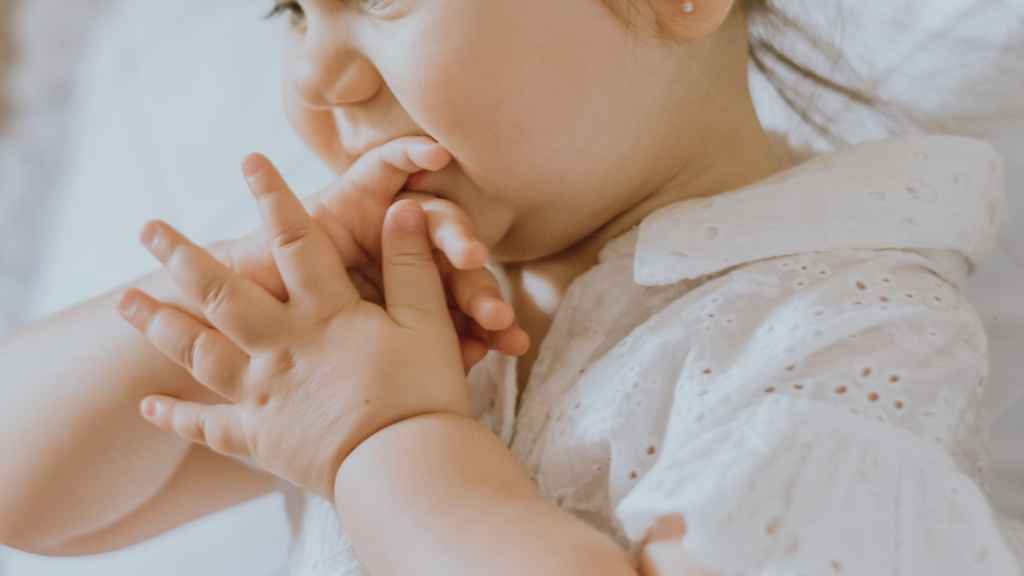 Movimiento de manos de niña con Síndrome de Rett