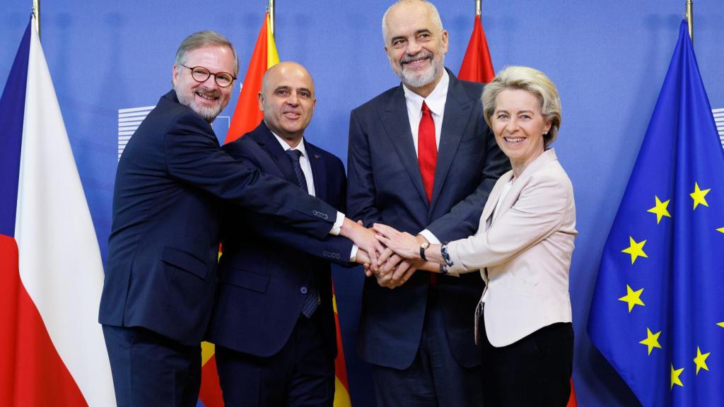 Ursula von der Leyen con los primeros ministros de Chequia, Petr Fiala; Macedonia del Norte, Dimitar Kovacevski; y Albania, Edi Rama