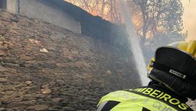 Dispositivo de los Bomberos de Boiro apagando el fuego en la comarca de Valdeorras