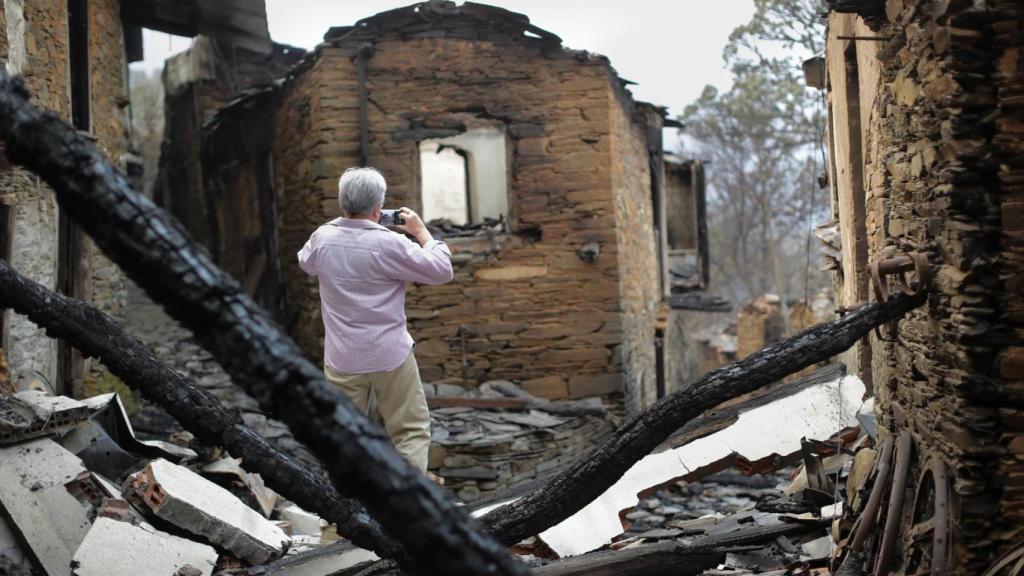 Una persona camina por una de las zonas quemadas por el incendio de Folgoso do Courel (Lugo).