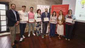 Foto de familia de los premiados con los representantes de la Xunta, la Universidad y AJE.