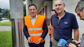 El secretario xeral del PSdeG, Valentín González Formoso, junto al director de Stellantis Vigo, Ignacio Bueno.