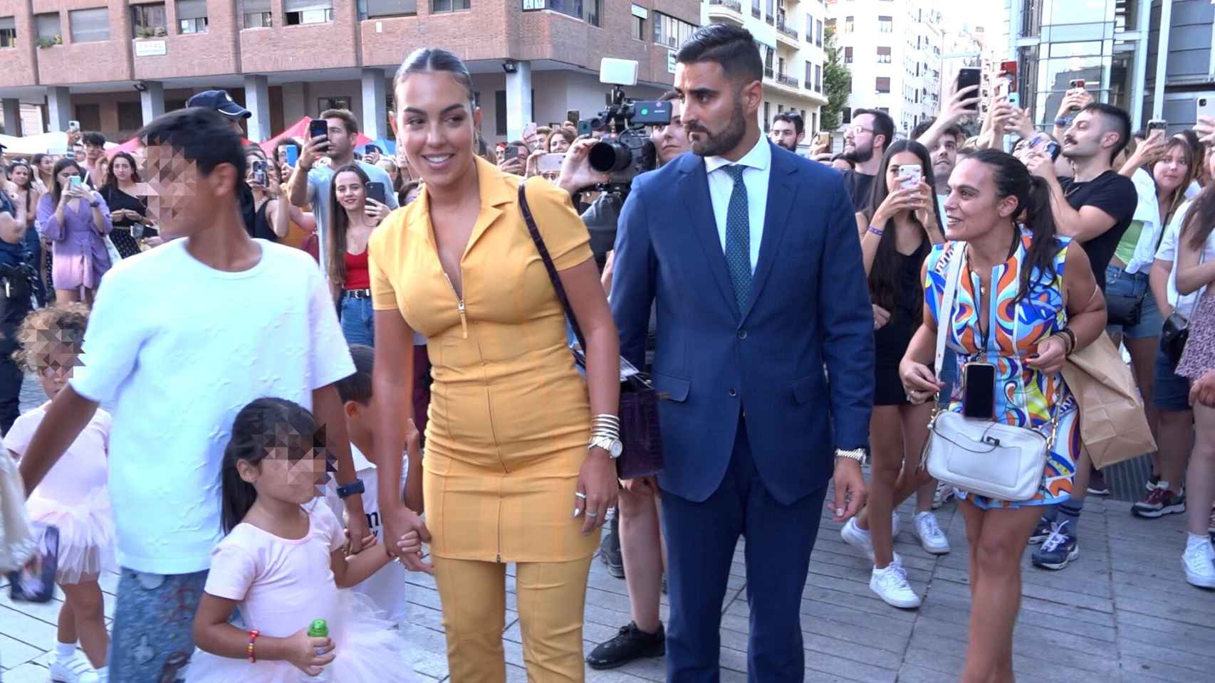 Georgina Rodríguez llega al WiZink con sus hijos.