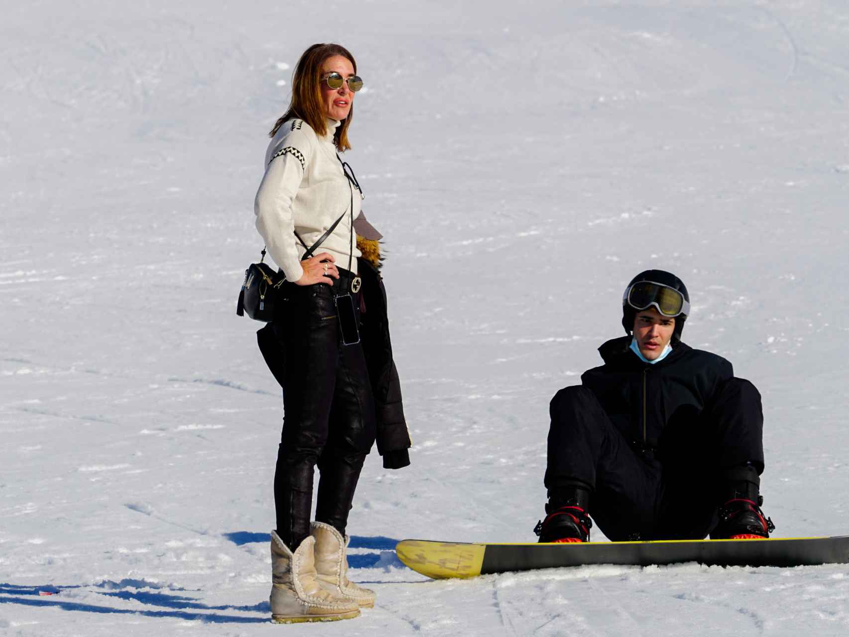 Elsa Anka junto a su hijo en la nieve.