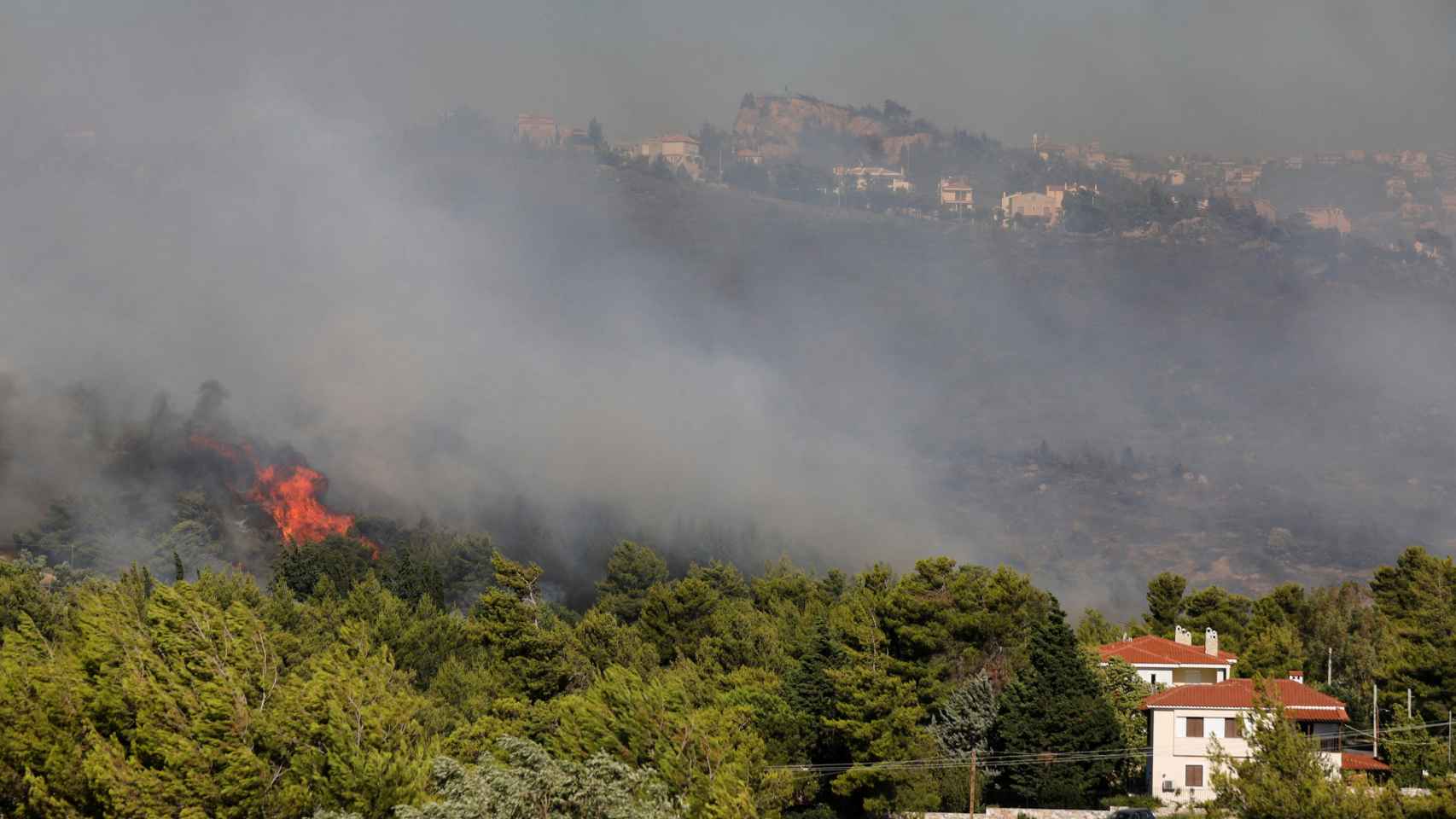 Imagen del incendio en Atenas, al pie del monte Penteli.