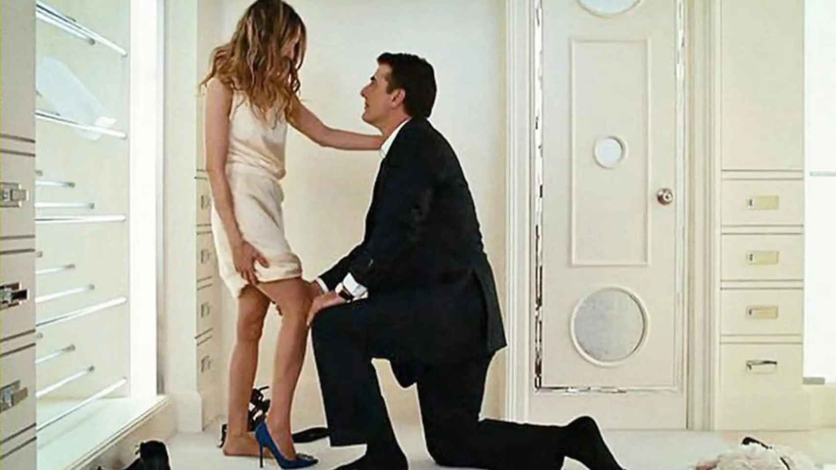 Escena de la película 'Sex and the City' en la que Mr. Big le pide matrimonio a Carrie con un par de 'manolos'.