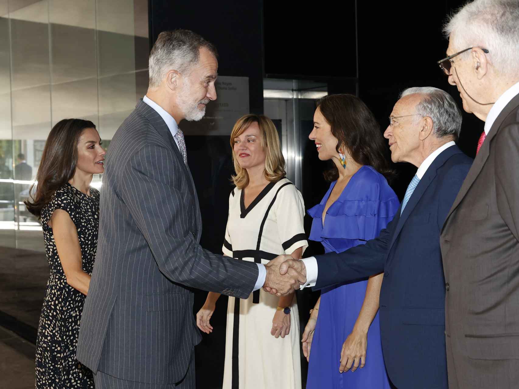 Los reyes Felipe VI y Letizia a su llegada al CaixaFórum de Madrid.