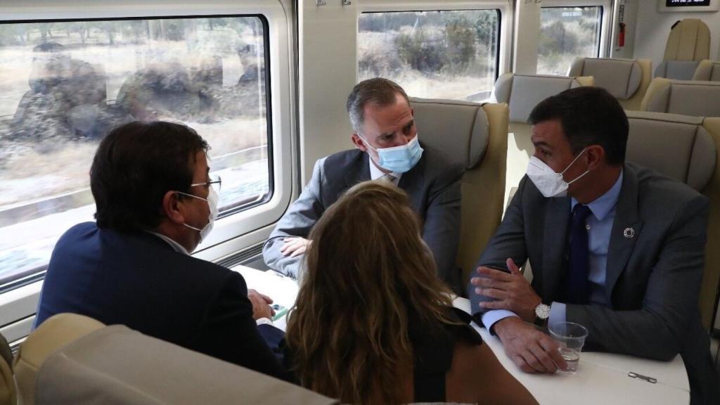 Un momento de la inauguración del nuevo tren rápido de Extremadura el pasado lunes