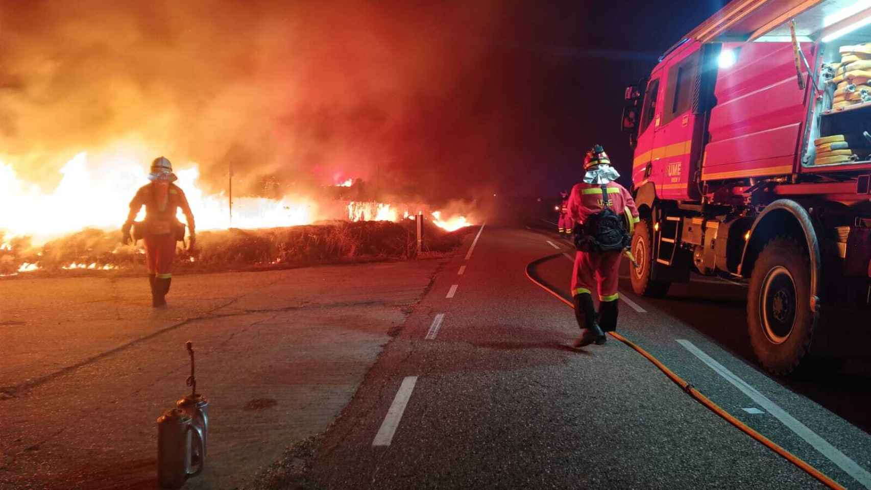 Soldados de la UME, este pasado martes extinguiendo las llamas en Losacio, Zamora.