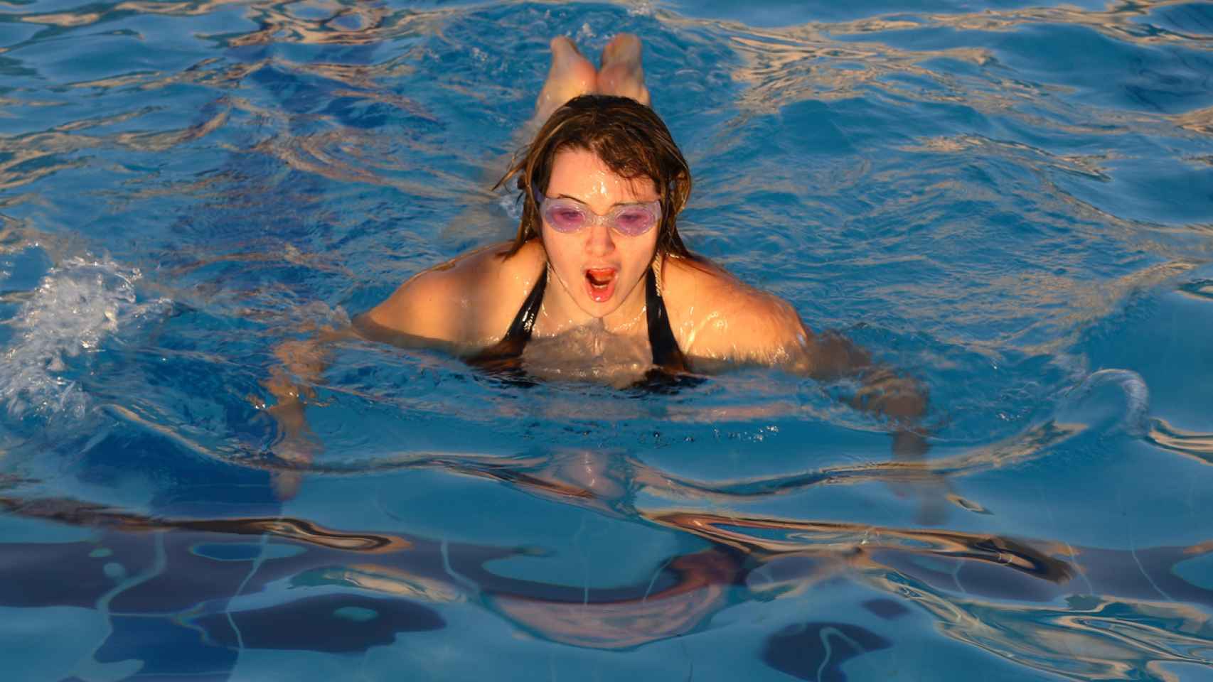 Protege tus ojos del agua de la piscina con estos consejos