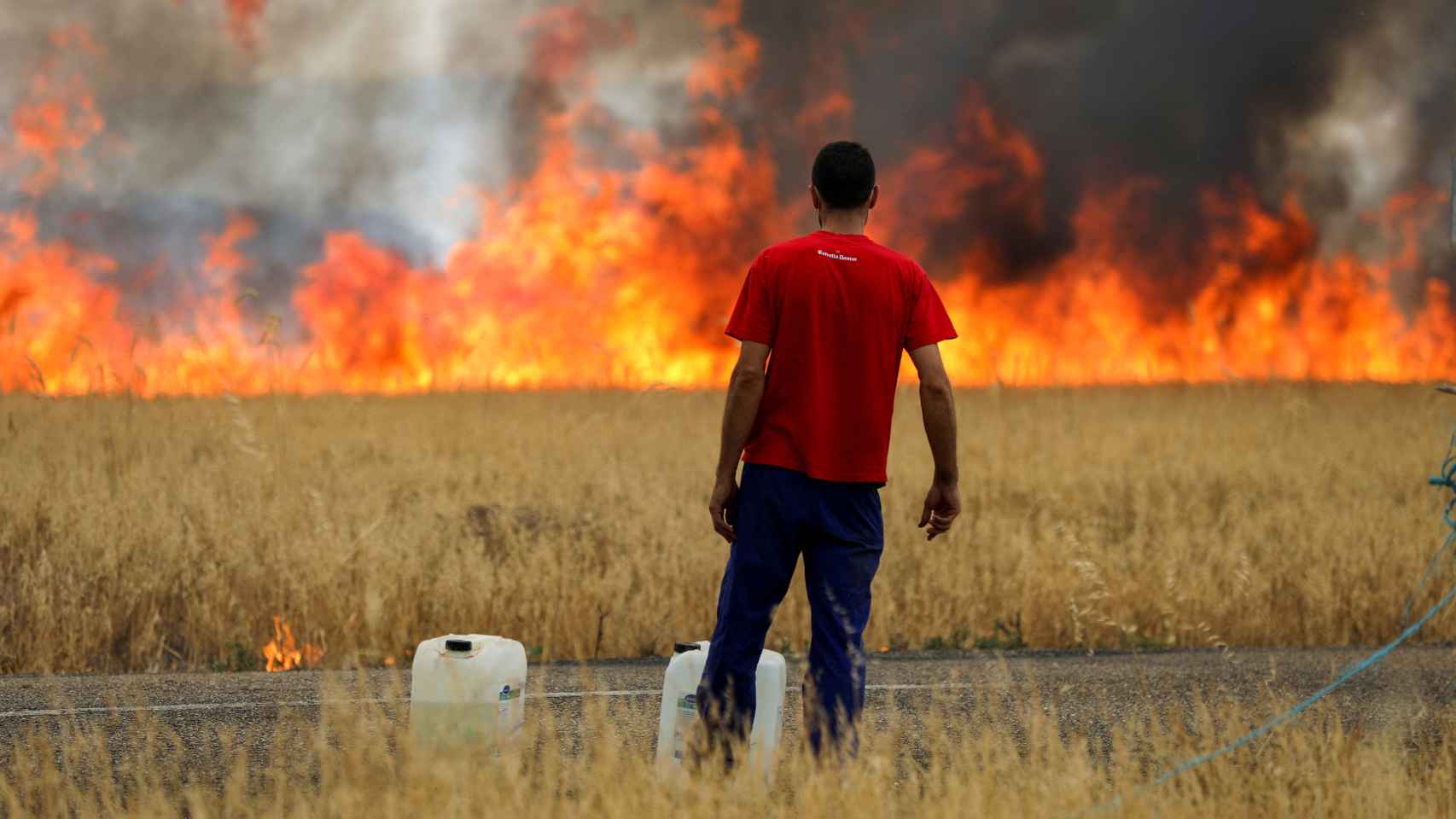Un ganadero observa arder el monte en Zamora.