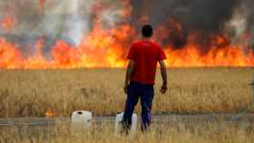 Un ganadero observa arder el monte en Zamora.