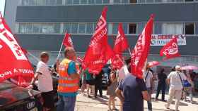 Trabajadores de IT Fluid Systems concentrados frente a la fábrica palentina para rechazar el traslado de la planta a Zaragoza
