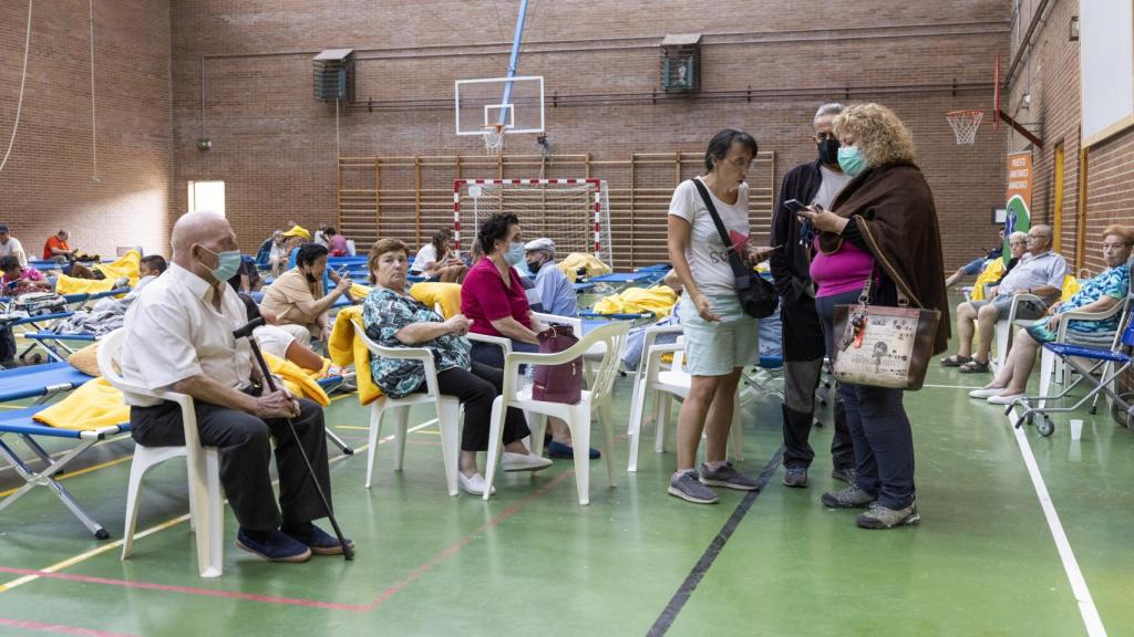 Vecinos de Hoyo de Pinares evacuados en la localidad abulense de Las Navas del Marqués