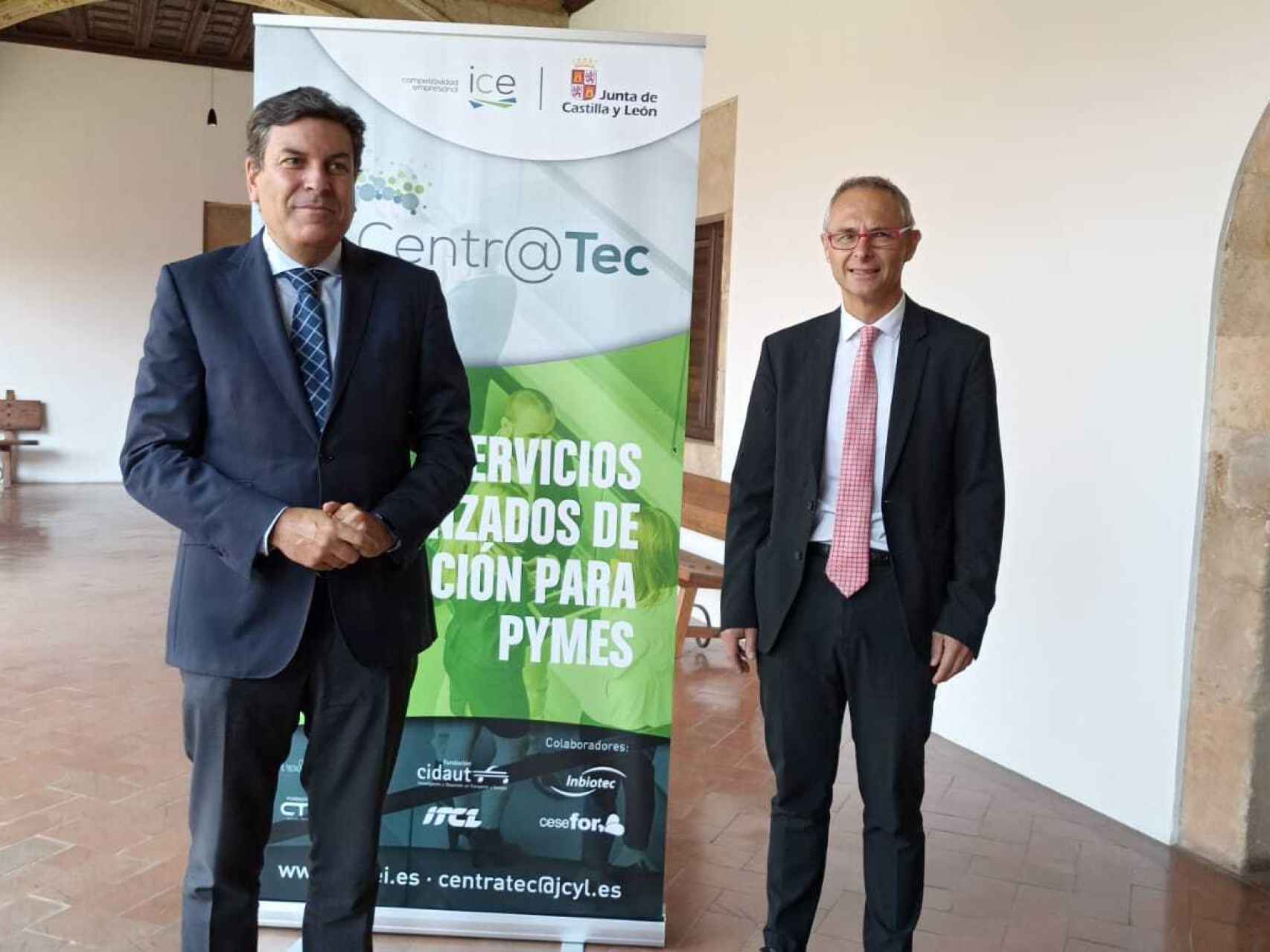 El consejero de Economía y Hacienda, Carlos Fernández Carriedo, junto al rector de la USAL, Ricardo Rivero, esta mañana