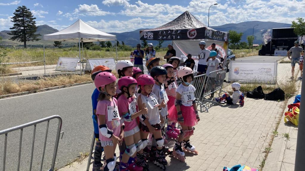 Niños practican patinaje