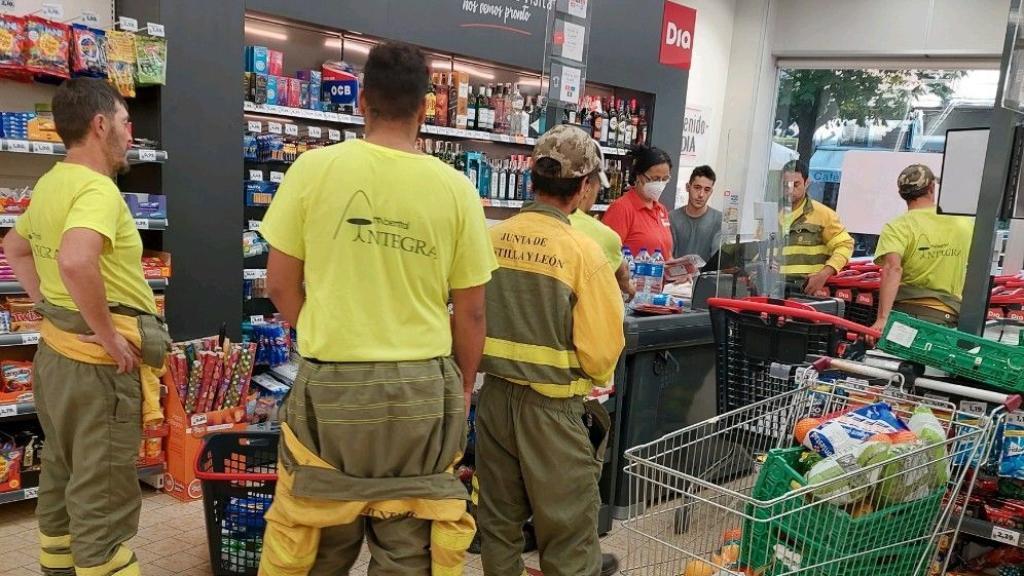 Momento en el que Mayte paga la compra a los brigadistas