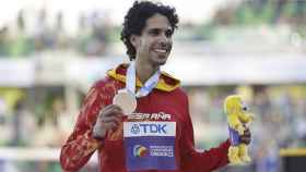 Mohamed Katir posa con su medalla de bronce en el Mundial de Atletismo de Eugene 2022.