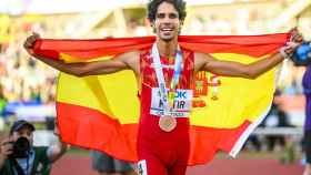 Mohamed Katir posa con la bandera de España y la medalla de bronce.