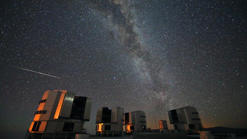 Meteorito de las Perseidas sobre el Observatorio Paranal, en el desierto de Atacama (Chile). Imagen: ESO/S