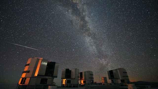 Meteorito de las Perseidas sobre el Observatorio Paranal, en el desierto de Atacama (Chile). Imagen: ESO/S