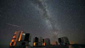 Meteorito de las Perseidas sobre el Observatorio Paranal, en el desierto de Atacama (Chile). Imagen: ESO/S