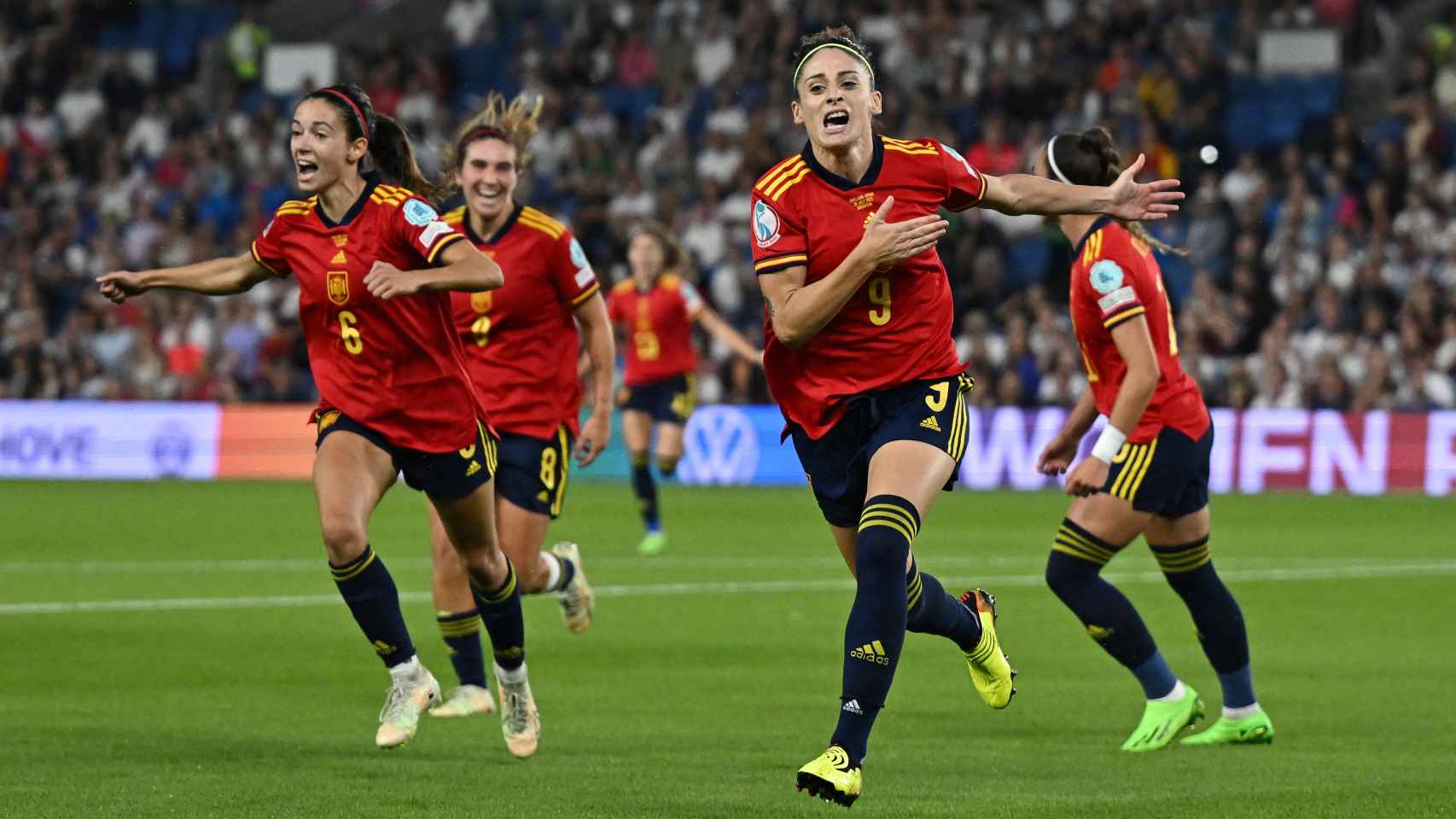 Esther González celebra el gol de España ante Inglaterra en la Eurocopa 2022