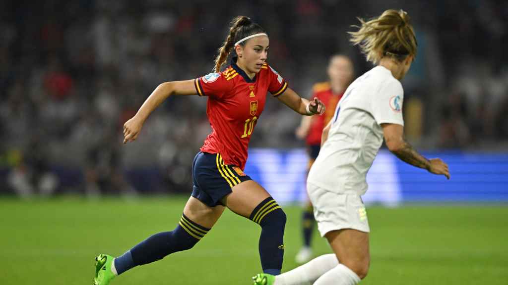 Athenea del Castillo, en acción con Rachel Daly en el Inglaterra - España de la Eurocopa 2022